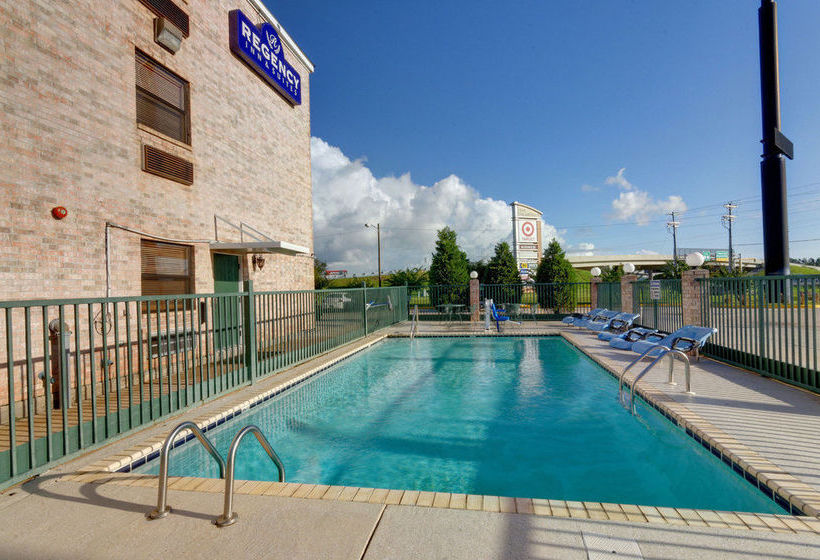 בית מלון כפרי Regency Inn & Suites Biloxi