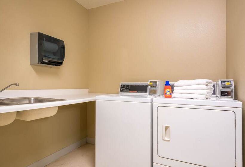 فندق Super 8 By Wyndham Beresford