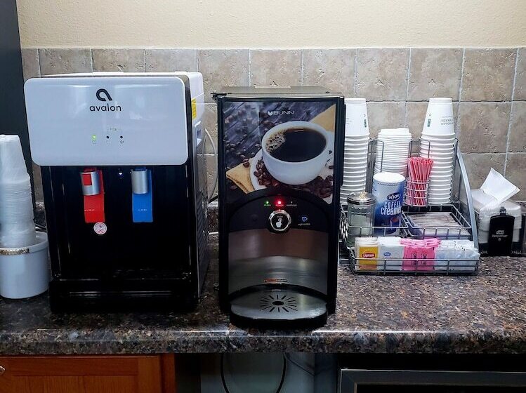 فندق Super 8 By Wyndham Chariton