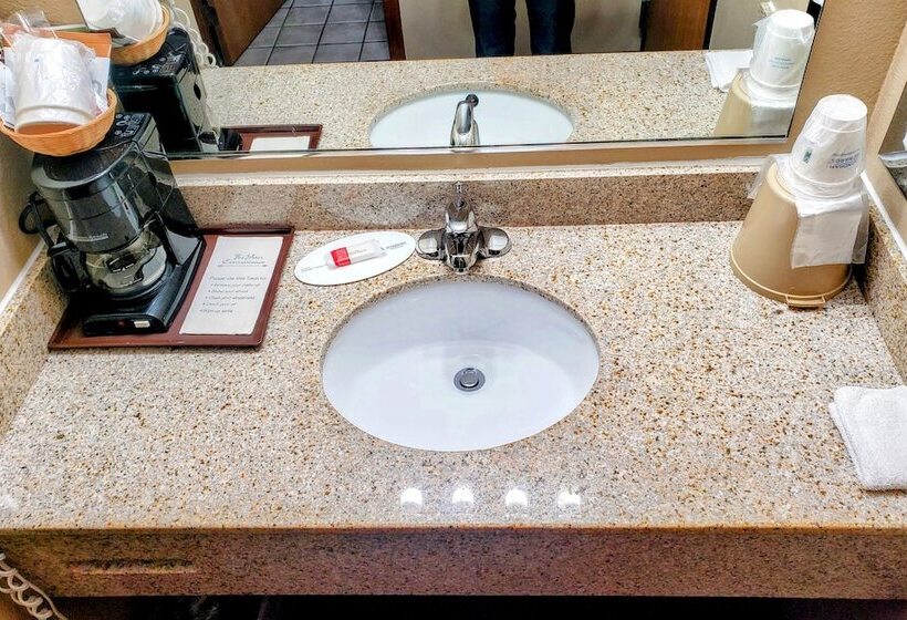 فندق Super 8 By Wyndham Chariton