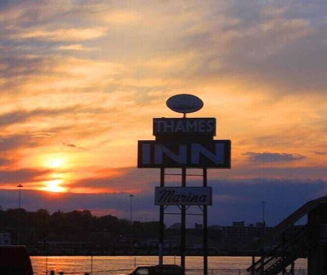 هتل Thames Inn And Marina