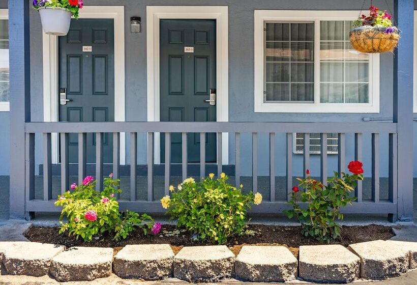 호텔 The Monterey Fireplace Inn