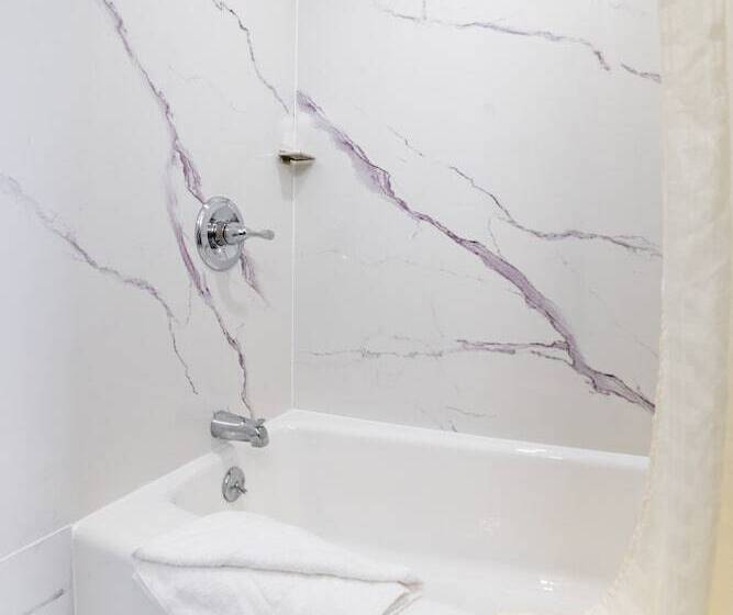 호텔 The Monterey Fireplace Inn