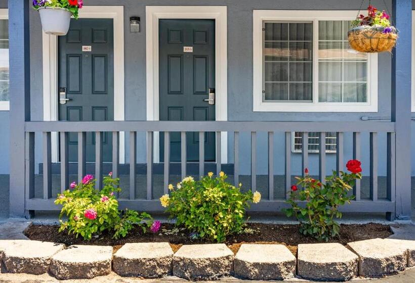 호텔 The Monterey Fireplace Inn