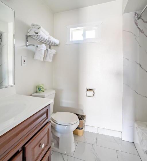 호텔 The Monterey Fireplace Inn