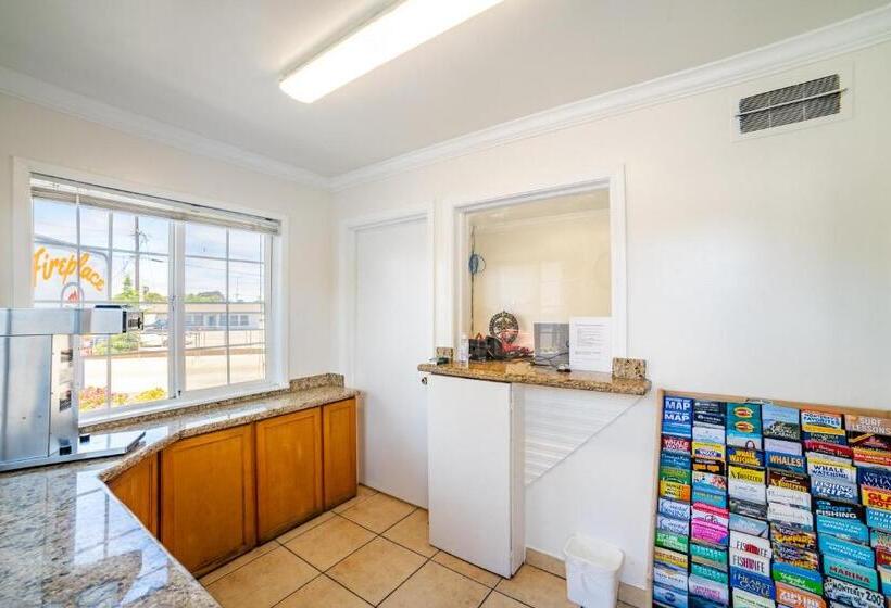 호텔 The Monterey Fireplace Inn