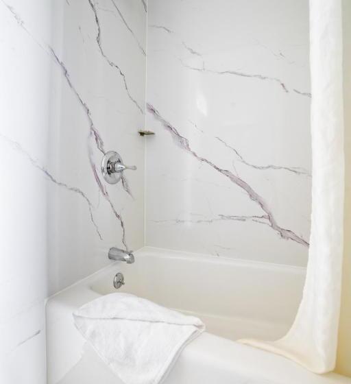 호텔 The Monterey Fireplace Inn