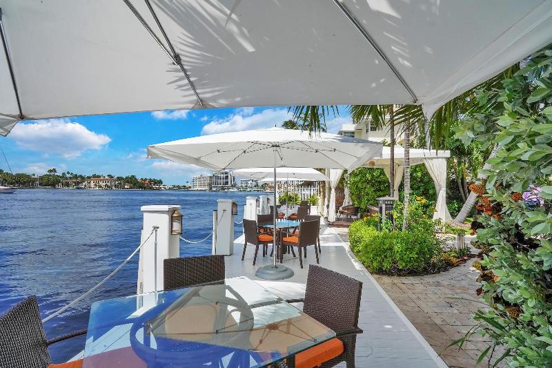 The Pillars Hotel & Club