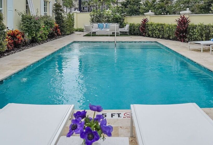 The Pillars Hotel & Club