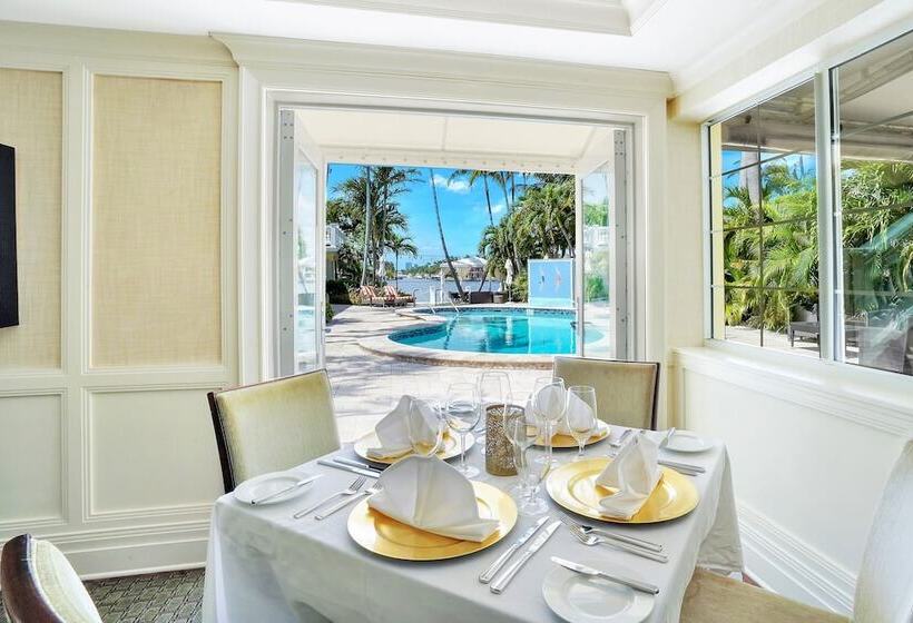 The Pillars Hotel & Club