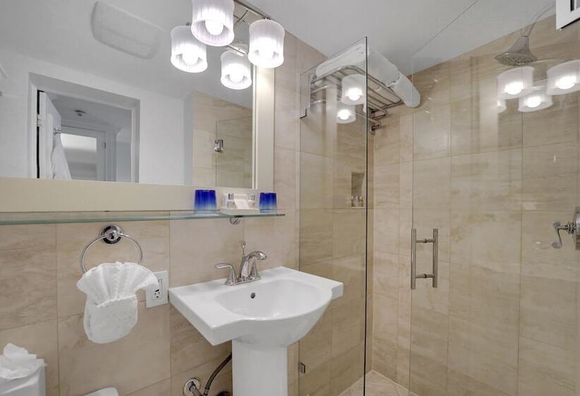 The Pillars Hotel & Club