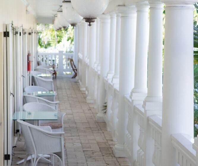 The Pillars Hotel & Club