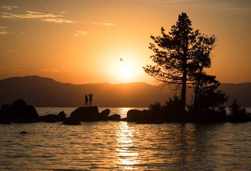 בית מלון כפרי Zephyr Cove Resort