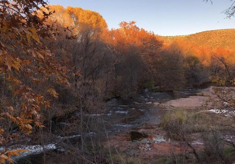 تختخواب و صبحانه A Sunset Chateau