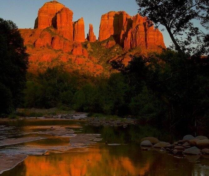 تختخواب و صبحانه A Sunset Chateau