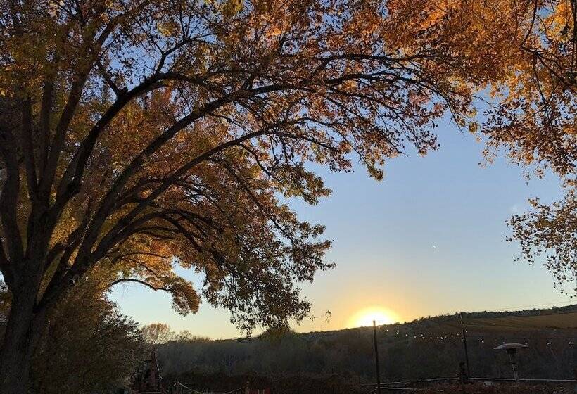 تختخواب و صبحانه A Sunset Chateau