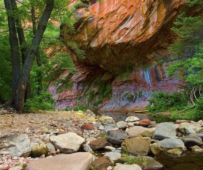 تختخواب و صبحانه A Sunset Chateau