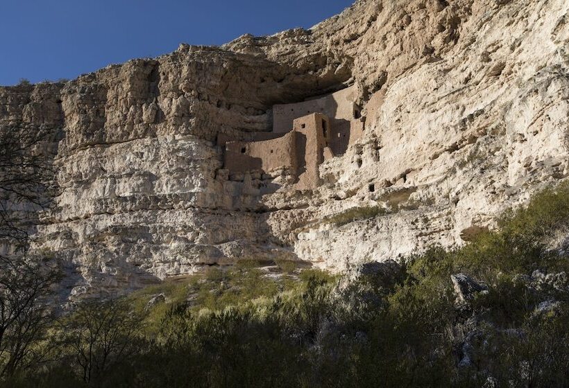 تختخواب و صبحانه A Sunset Chateau