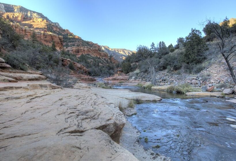 تختخواب و صبحانه A Sunset Chateau