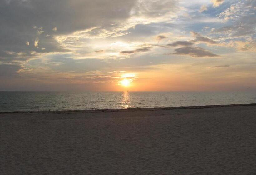 Отель A Beach Retreat On Casey Key