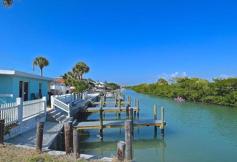 Отель A Beach Retreat On Casey Key