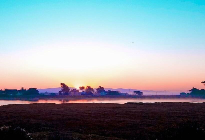 בית מלון כפרי Captain's Inn At Moss Landing