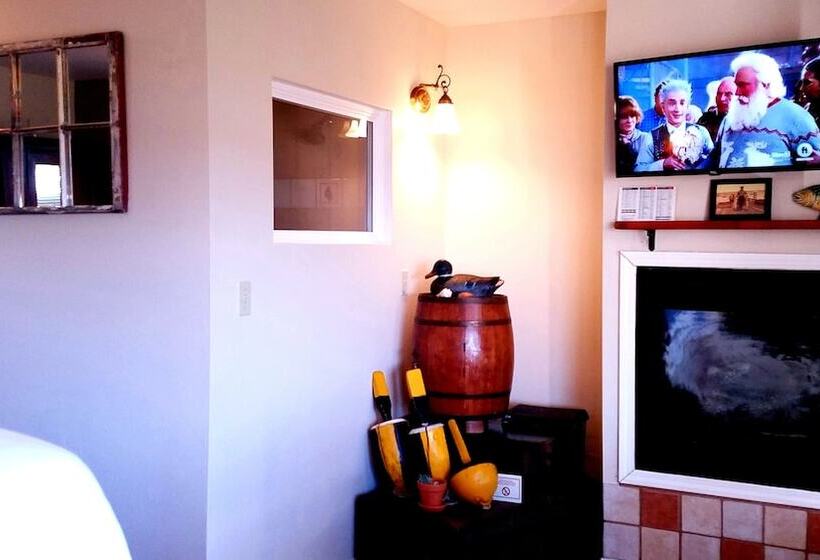 בית מלון כפרי Captain's Inn At Moss Landing