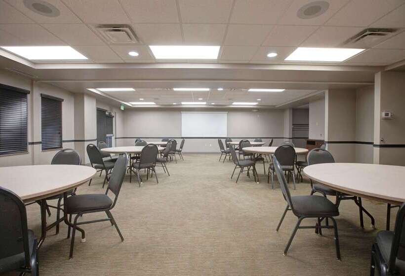 فندق Comfort Inn & Suites St. Paul Northeast