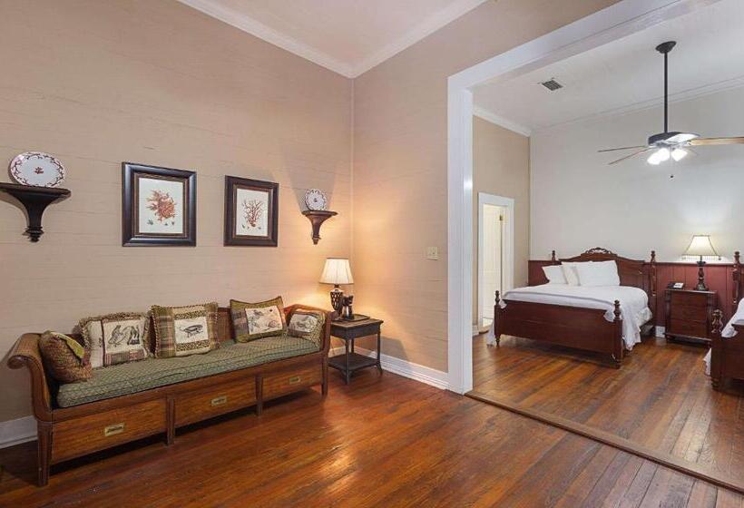 Отель Coombs Inn & Suites