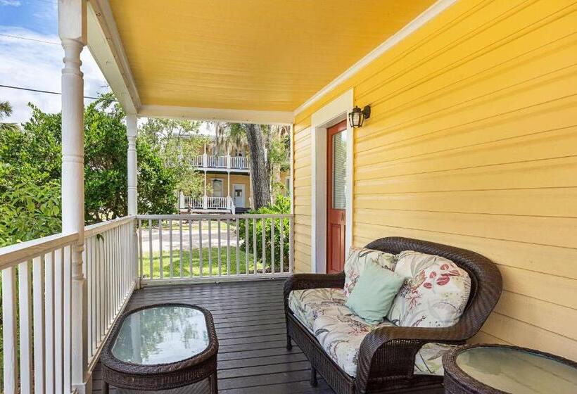 Отель Coombs Inn & Suites