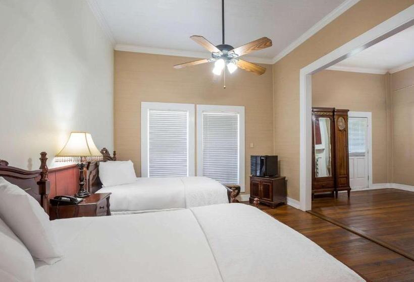 Отель Coombs Inn & Suites