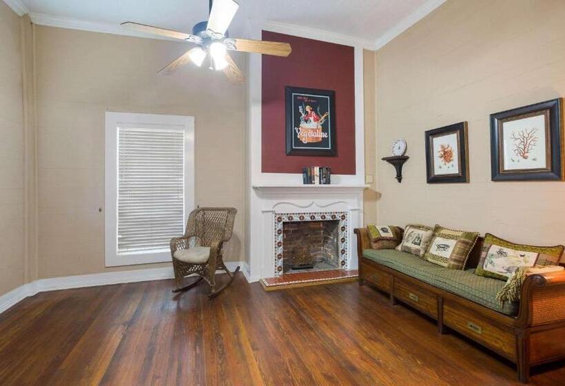 Отель Coombs Inn & Suites