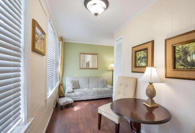 Отель Coombs Inn & Suites