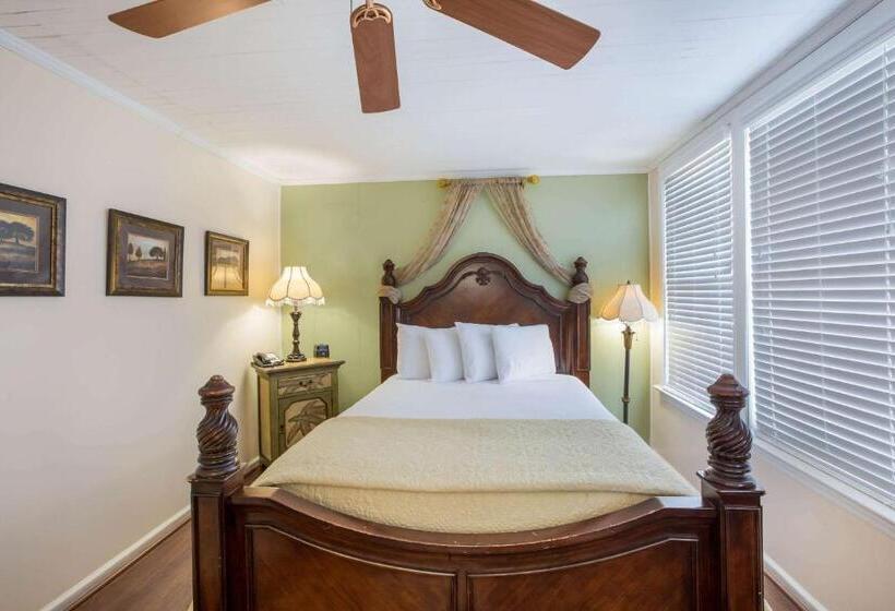 Отель Coombs Inn & Suites