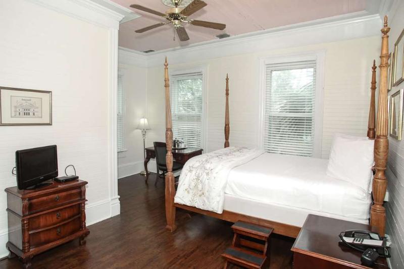 Отель Coombs Inn & Suites