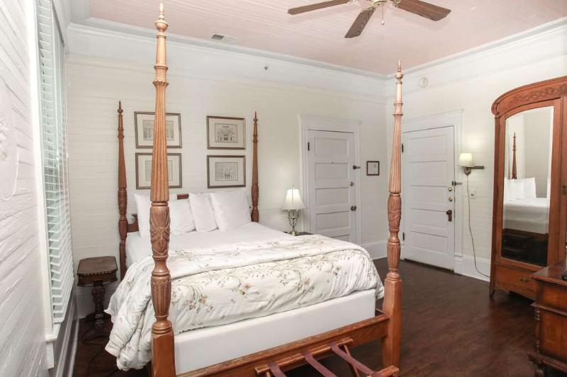 Отель Coombs Inn & Suites