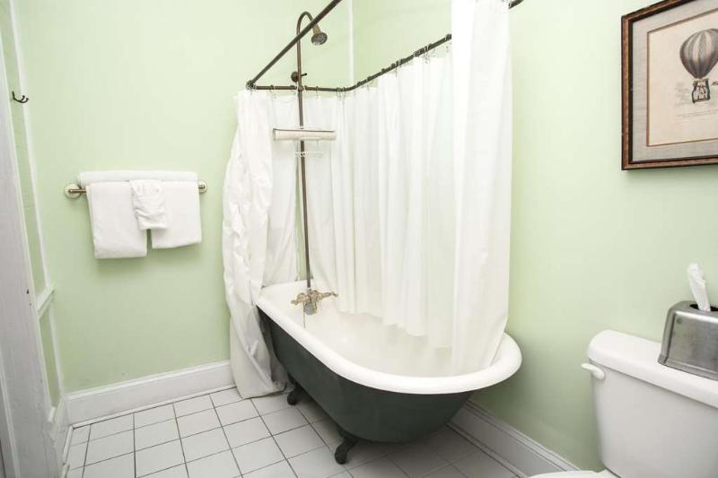 Отель Coombs Inn & Suites