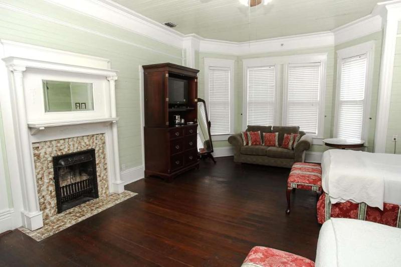 Отель Coombs Inn & Suites