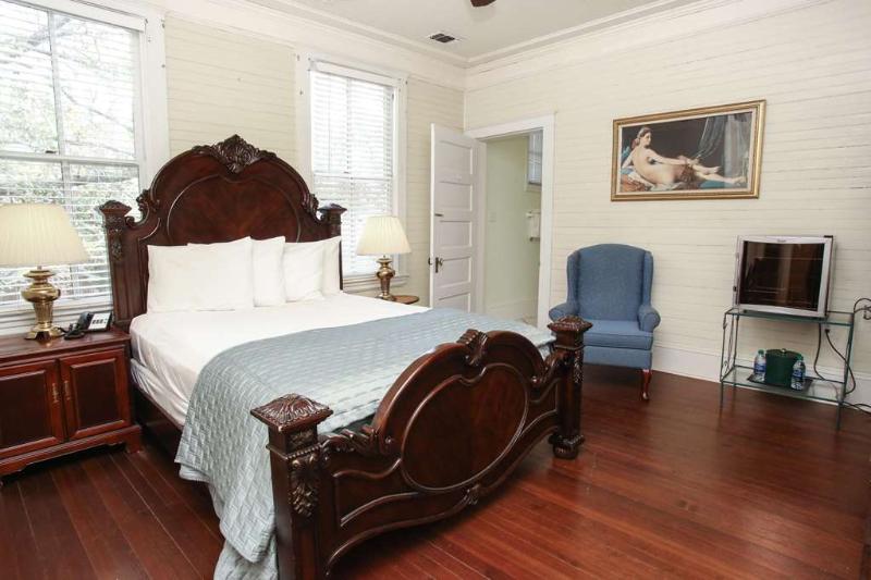 Отель Coombs Inn & Suites