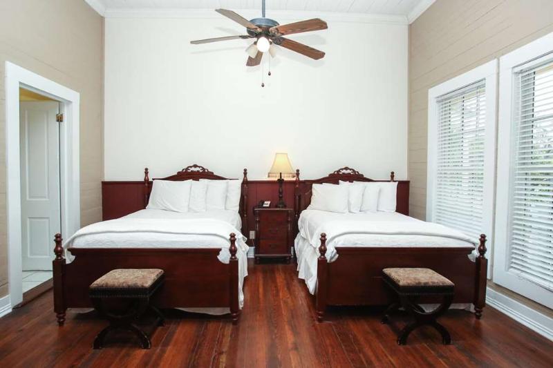 Отель Coombs Inn & Suites