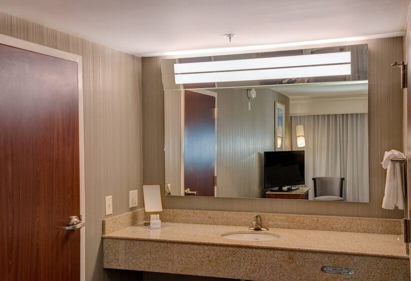 فندق Courtyard Chapel Hill