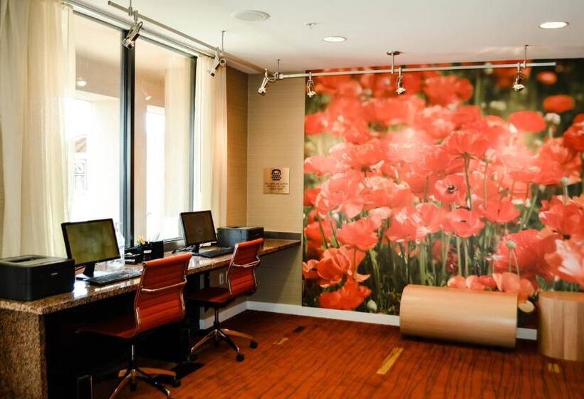 Отель Courtyard Salina