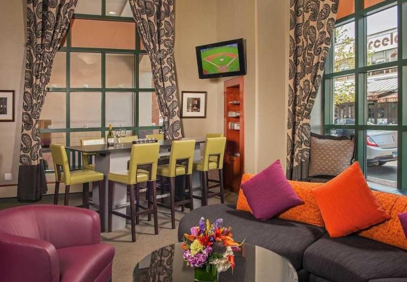 هتل Courtyard By Marriott Stamford Downtown