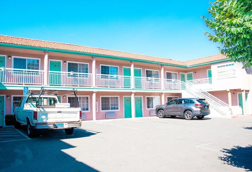 فندق Discovery Inn