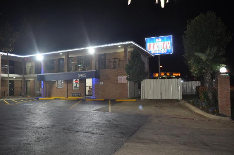 בית מלון כפרי Downtown Suites Dallas