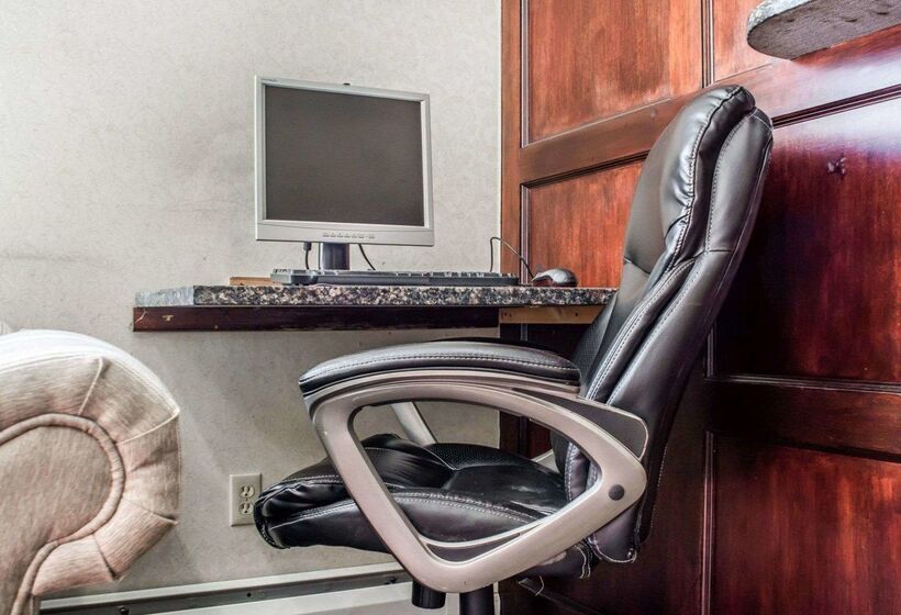 فندق Econo Lodge Inn & Suites Airport