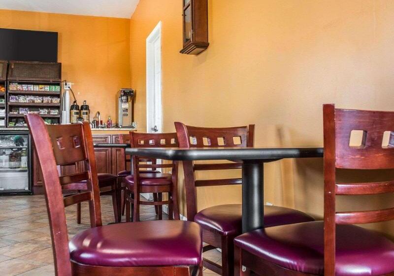 فندق Econo Lodge Inn & Suites Airport