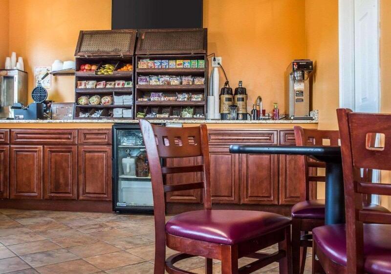 فندق Econo Lodge Inn & Suites Airport