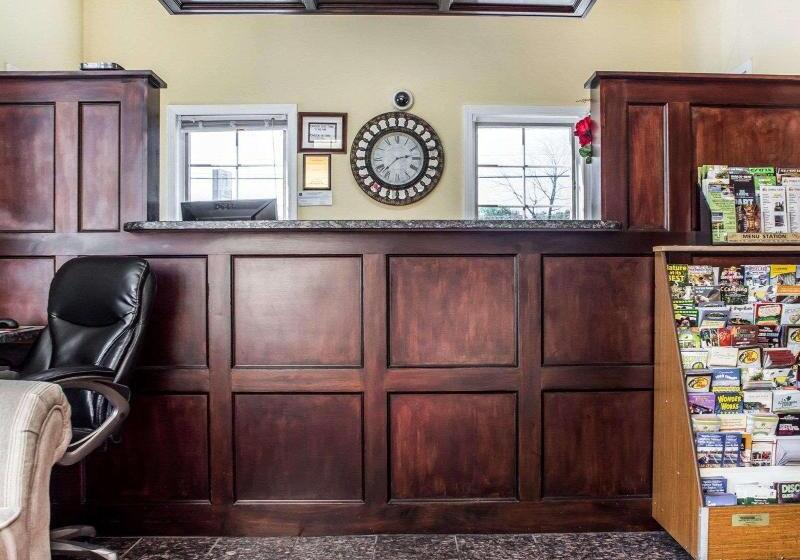 فندق Econo Lodge Inn & Suites Airport