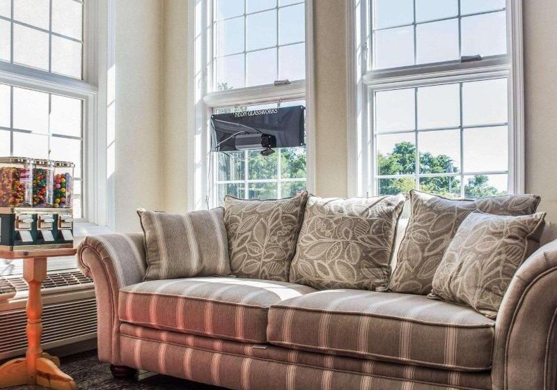 فندق Econo Lodge Inn & Suites Airport